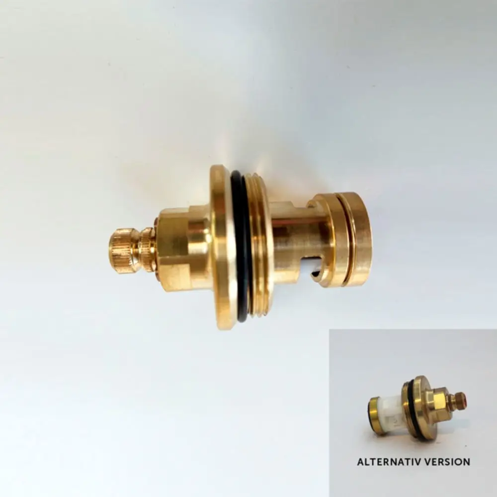 Keramisches Ventiloberteil aus Messing mit schwarzem O-Ring, gefertigt von Ideal Standard, in einer alternativen Version abgebildet.